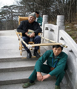 China-Huangshan-Mountain-Habeeb-SalloumCarried-by-Chair--Porters-Resting
