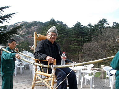 China-Huangshan-Mountain-Habeeb-SalloumCarried-by-Chair