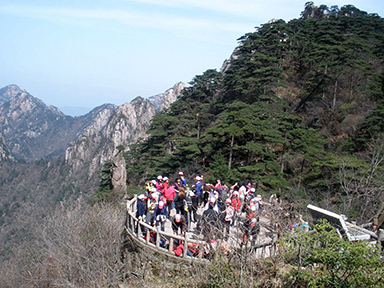 China-Huangshan-Mountain-Tourists-Atop-a-Viewpoint
