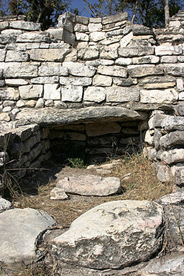 Chiapas Tenam Puente 42 burial niche
